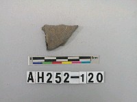 藏品(灰色夾砂陶片)的圖片